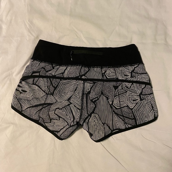 Lululemon Speed Shorts Size 4 - Picture 2 of 4